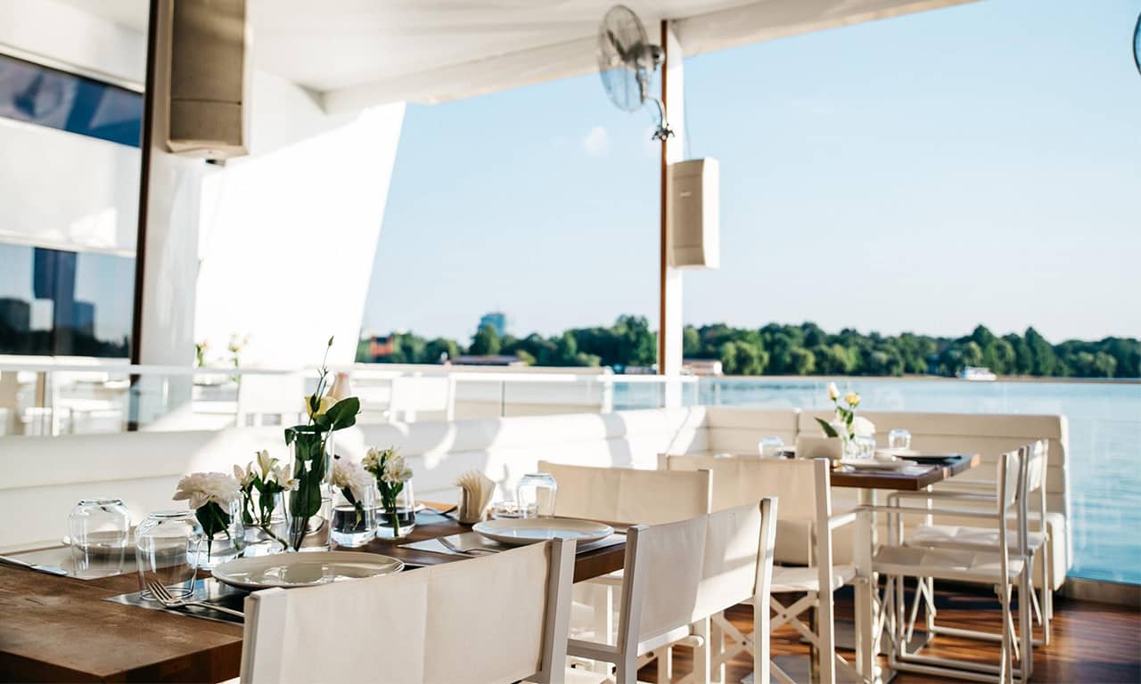 Poolterrasse Mobiliar Materialien